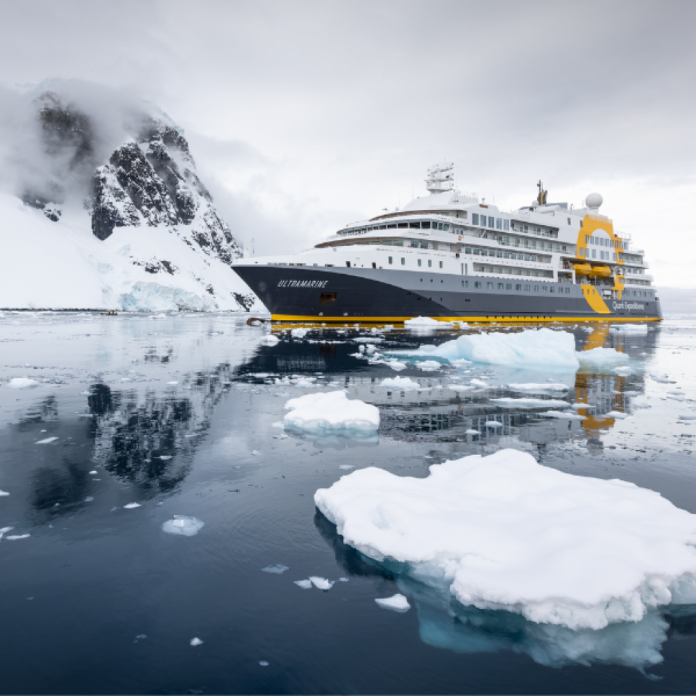 Oubliez le reste du monde : Voguez au bout de la Terre avec une croisière antarctique luxe découvrez l'incroyable beauté de l'antarctique à bord d'une croisière de luxe. profitez d'un voyage inoubliable au cœur des paysages glacés, accompagné de services haut de gamme et d'une expérience unique au contact de la faune sauvage.
