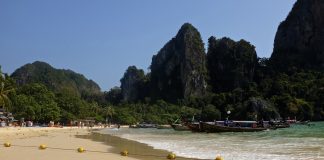 Railay Beach : pourquoi c’est LA plage paradisiaque à voir absolument découvrez railay beach, une plage paradisiaque en thaïlande, réputée pour ses eaux turquoise, ses falaises majestueuses et son atmosphère de tranquillité. un incontournable pour les amoureux de la nature et les aventuriers en quête de paysages spectaculaires.