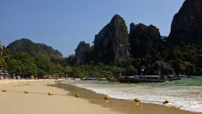 Railay Beach : pourquoi c’est LA plage paradisiaque à voir absolument découvrez railay beach, une plage paradisiaque en thaïlande, réputée pour ses eaux turquoise, ses falaises majestueuses et son atmosphère de tranquillité. un incontournable pour les amoureux de la nature et les aventuriers en quête de paysages spectaculaires.