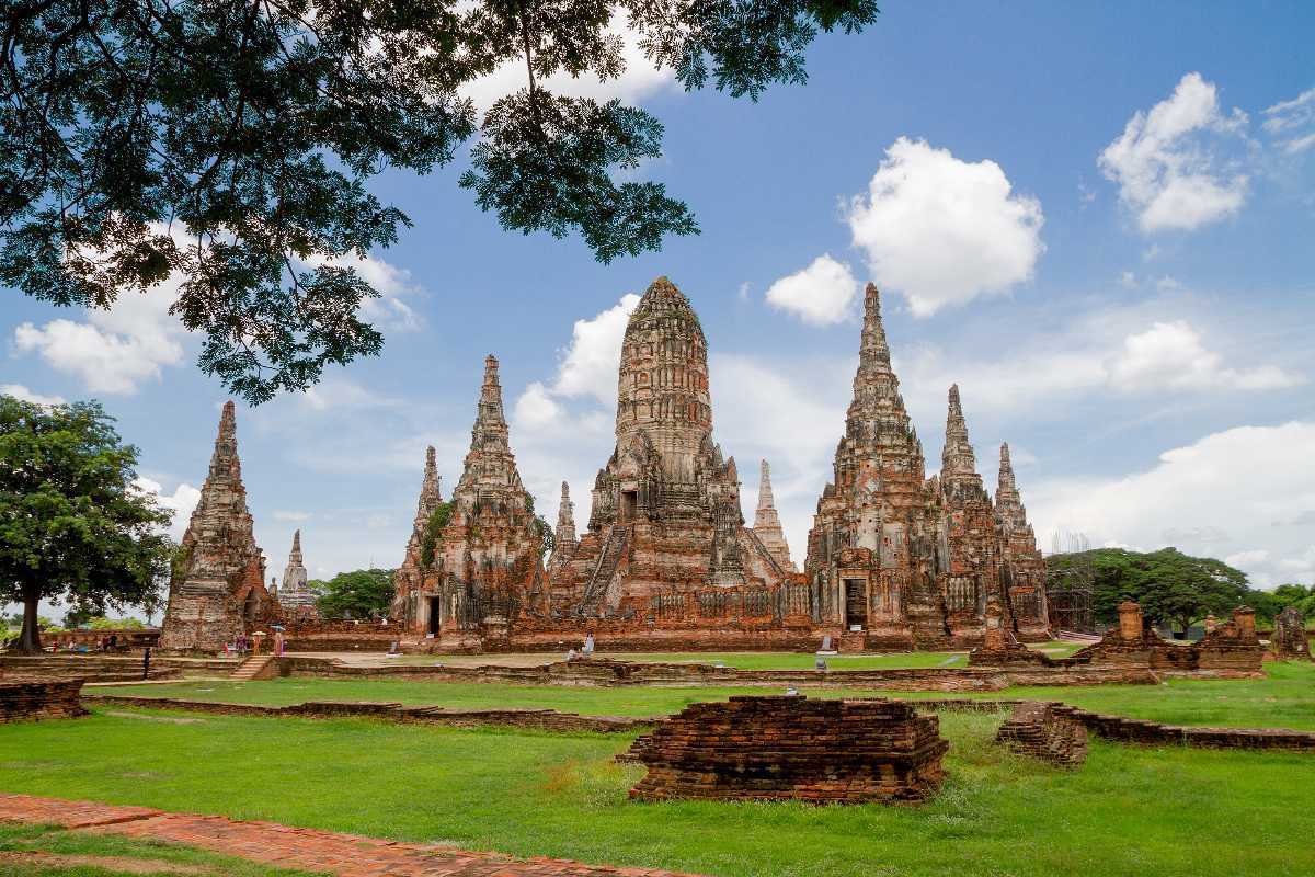 découvrez ayutthaya à travers 10 sites incontournables qui vous plongeront dans l'histoire et la culture fascinante de l'ancienne capitale de la thaïlande. explorez ses temples majestueux, ses ruines emblématiques et laissez-vous charmer par la beauté de ce patrimoine mondial de l'unesco.