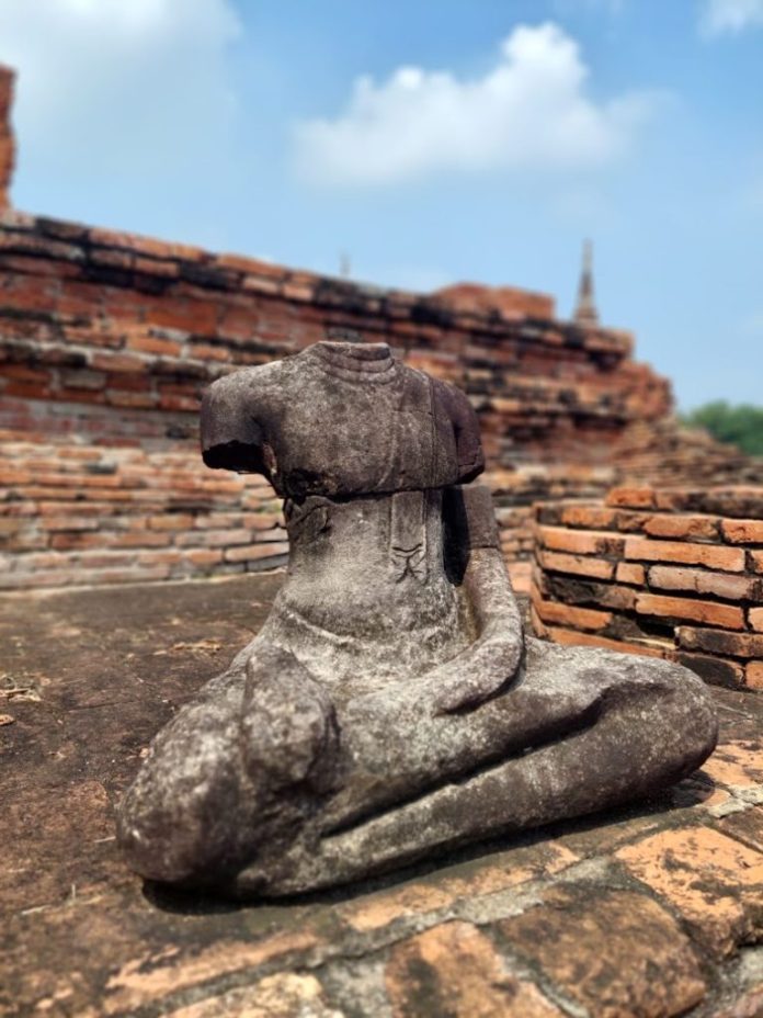 ayutthaya en 10 sites découvrez ayutthaya à travers 10 sites incontournables qui révèlent la richesse de son histoire et de sa culture. plongez dans l'architecture majestueuse des temples, admirez les ruines fascinantes et explorez la beauté de cette ancienne capitale thaïlandaise, tout en profitant de conseils pratiques pour votre visite.