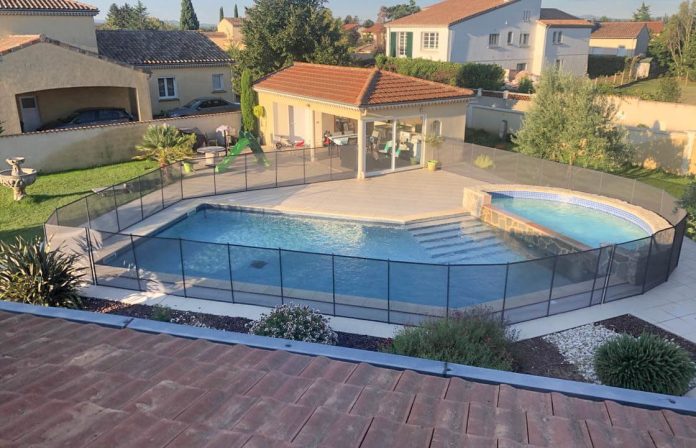 budget clôture piscine découvrez les options de budget pour la construction et l'installation de clôtures de piscine. protégez votre espace aquatique tout en respectant vos contraintes financières grâce à nos conseils et astuces.