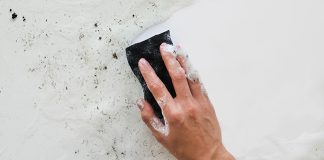 Comment enlever taches moisissure sur carrelage piscine : Le secret pour un carrelage éclatant et sans traces ! découvrez les meilleures méthodes pour enlever efficacement les taches de moisissure sur le carrelage de votre piscine. nos conseils pratiques et astuces vous aideront à retrouver un bassin propre et accueillant tout en préservant la durée de vie de votre carrelage.