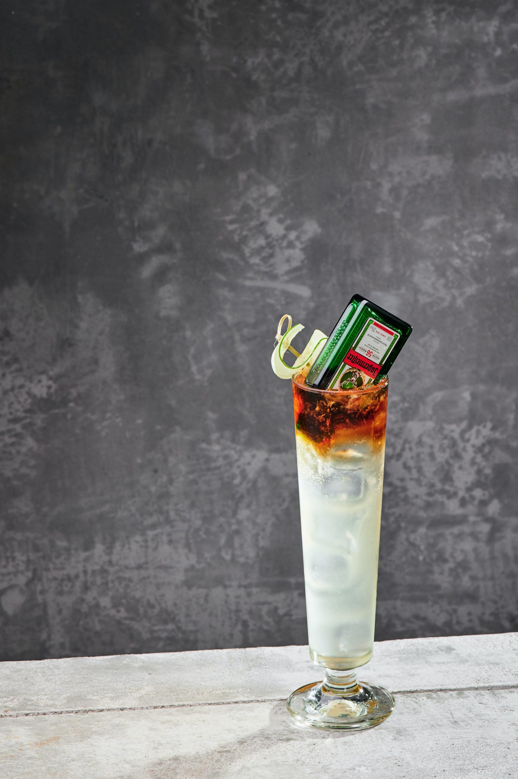 découvrez la recette incontournable du cocktail jagermeister whisky, une boisson audacieuse alliant la douceur des herbes et la richesse du whisky. parfait pour vos soirées entre amis ou comme surprise lors d'un apéritif !