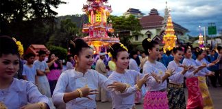 découvrez les riches traditions thaïlandaises, un mélange fascinant de culture, de rituels et de coutumes qui façonnent l'identité unique de ce pays. plongez dans l'art de la cuisine, les festivals colorés, et l'hospitalité légendaire qui rendent la thaïlande si spéciale.