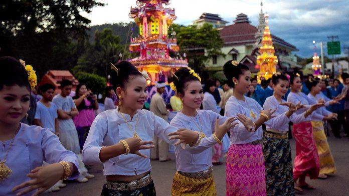 traditions thaïlandaises découvrez les riches traditions thaïlandaises, un mélange fascinant de culture, de rituels et de coutumes qui façonnent l'identité unique de ce pays. plongez dans l'art de la cuisine, les festivals colorés, et l'hospitalité légendaire qui rendent la thaïlande si spéciale.