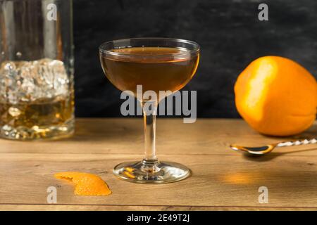 découvrez notre recette de cocktail alliant la douceur de la chartreuse et la richesse du whisky. un mélange harmonieux qui ravira vos papilles et surprendra vos invités lors de vos soirées.