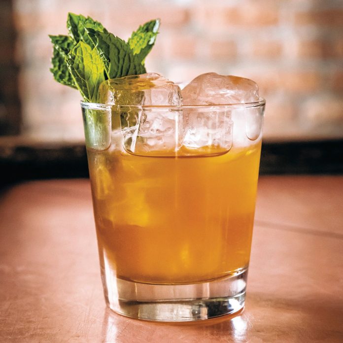 cocktail chartreuse whisky découvrez l'harmonie parfaite entre la douceur de la chartreuse et la richesse du whisky dans ce cocktail audacieux. un mélange savoureux qui ravira vos papilles et égayera vos soirées. le cocktail chartreuse whisky : un incontournable pour les amoureux de nouvelles saveurs.