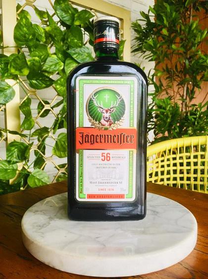 découvrez une expérience unique avec notre cocktail whisky jägermeister, alliant la richesse du whisky aux arômes herbacés et épicés du jägermeister. parfait pour vos soirées entre amis, ce mélange audacieux saura éveiller vos papilles et surprendre vos invités !
