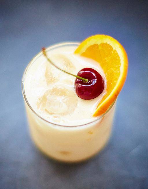 découvrez notre recette de cocktail au whisky et œuf, un mélange unique qui marie la richesse du whisky et la légèreté de l'œuf. parfait pour impressionner vos invités lors de vos soirées ou simplement pour savourer un moment de détente. mettez un peu d'audace dans vos apéritifs avec ce cocktail original et savoureux !