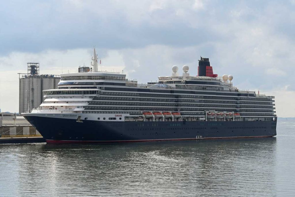découvrez tout ce qu'il faut savoir sur le coût d'une croisière : des facteurs à considérer aux astuces pour économiser. préparez votre prochain voyage en mer sans vous ruiner !