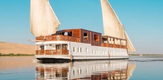 découvrez l'élégance des croisières en dahabeya sur le nil, où le luxe rencontre l'histoire. naviguez à travers des paysages époustouflants et plongez dans la culture égyptienne tout en profitant d'un service personnalisé à bord de ces voiliers traditionnels.
