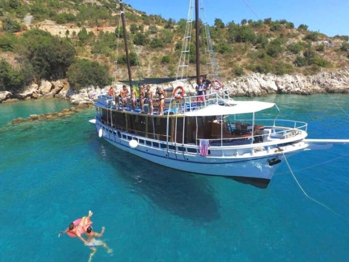 croisière fêtes découvrez des croisières inoubliables pour célébrer les fêtes dans des destinations de rêve. ambiance festive, gastronomie raffinée et activités variées vous attendent à bord. embarquez pour une expérience magique et partagez des moments mémorables avec vos proches!