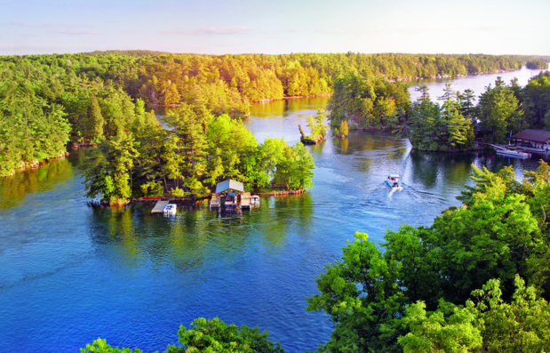 découvrez les paysages enchanteurs du fleuve saint-laurent lors d'une croisière inoubliable. profitez de vues spectaculaires sur la nature sauvage, les petits villages pittoresques et la faune locale tout en naviguant sur l'un des plus grands fleuves d'amérique du nord. une aventure magique vous attend au cœur de ce trésor naturel.