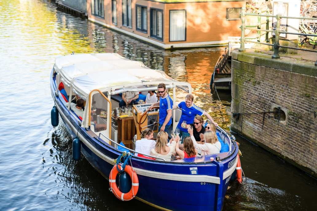 découvrez une expérience unique de team building en mer avec notre croisière dédiée. renforcez les liens de votre équipe tout en profitant des paysages marins, d'activités ludiques et de moments de convivialité à bord. transformez votre séminaire en une aventure inoubliable!