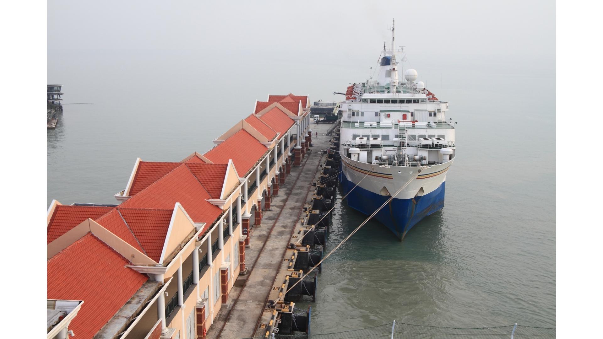 découvrez une croisière unique alliant travail et détente. profitez d'un cadre idéal pour allier réunions productives et moments de détente sur l'eau. parfait pour les équipes souhaitant renforcer leur cohésion tout en explorant de nouvelles destinations.