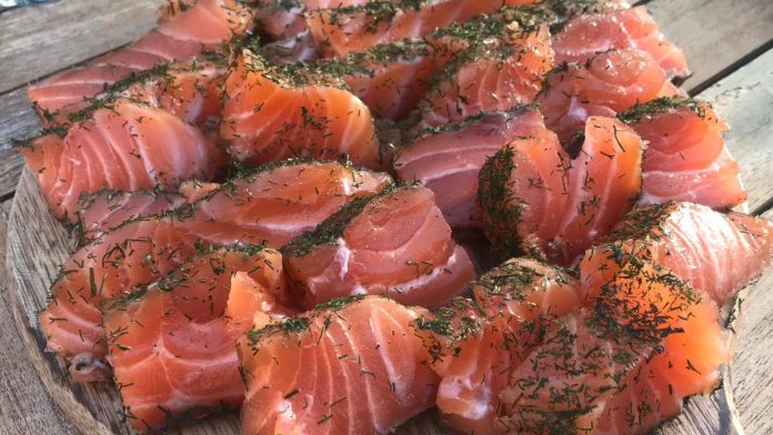 gravlax whisky découvrez une recette savoureuse de gravlax au whisky, alliant les saveurs délicates du saumon mariné aux notes authentiques du whisky. parfait pour une entrée élégante ou un apéritif raffiné, cette préparation facile à réaliser impressionnera vos invités. un délice à savourer !