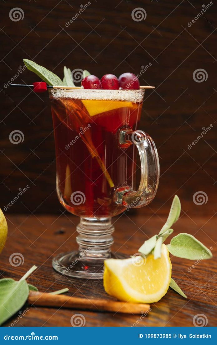 grog hiver découvrez la recette réconfortante du grog d'hiver, une boisson chaude parfaite pour les soirées froides. réalisez ce mélange savoureux de rhum, de miel, de citron et d'épices pour profiter pleinement de la saison hivernale!
