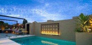 Habillage mur piscine extérieure : Les meilleures idées pour sublimer votre espace piscine ! découvrez nos solutions innovantes pour l'habillage des murs de piscine. transformez votre espace aquatique en un lieu élégant et accueillant grâce à des matériaux modernes et esthétiques, adaptés à tous les styles. idéal pour allier sécurité et charme dans votre environnement extérieur.