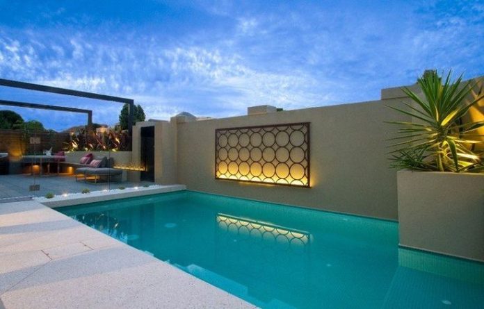 habillage mur piscine découvrez nos solutions innovantes pour l'habillage des murs de piscine. transformez votre espace aquatique en un lieu élégant et accueillant grâce à des matériaux modernes et esthétiques, adaptés à tous les styles. idéal pour allier sécurité et charme dans votre environnement extérieur.