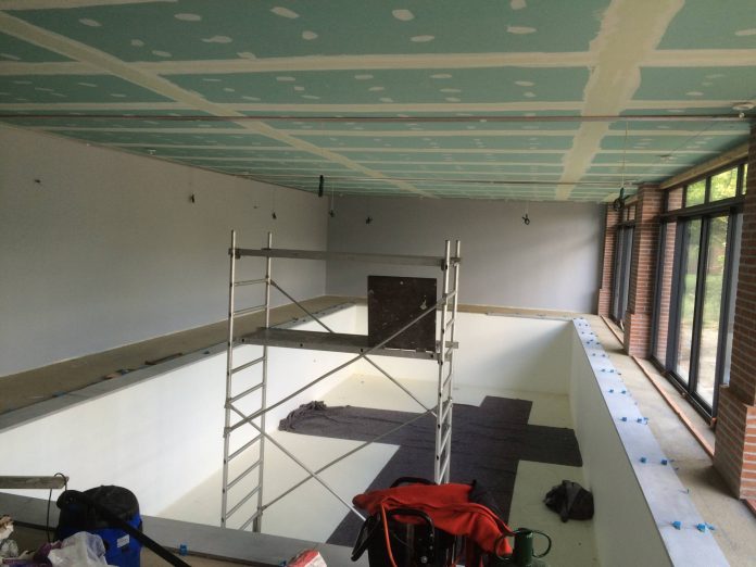 placo piscine intérieure découvrez comment installer du placo pour votre piscine intérieure, un choix idéal pour allier esthétique et praticité. profitez de notre guide complet pour transformer votre espace aquatique tout en assurant une bonne isolation et une finition parfaite.