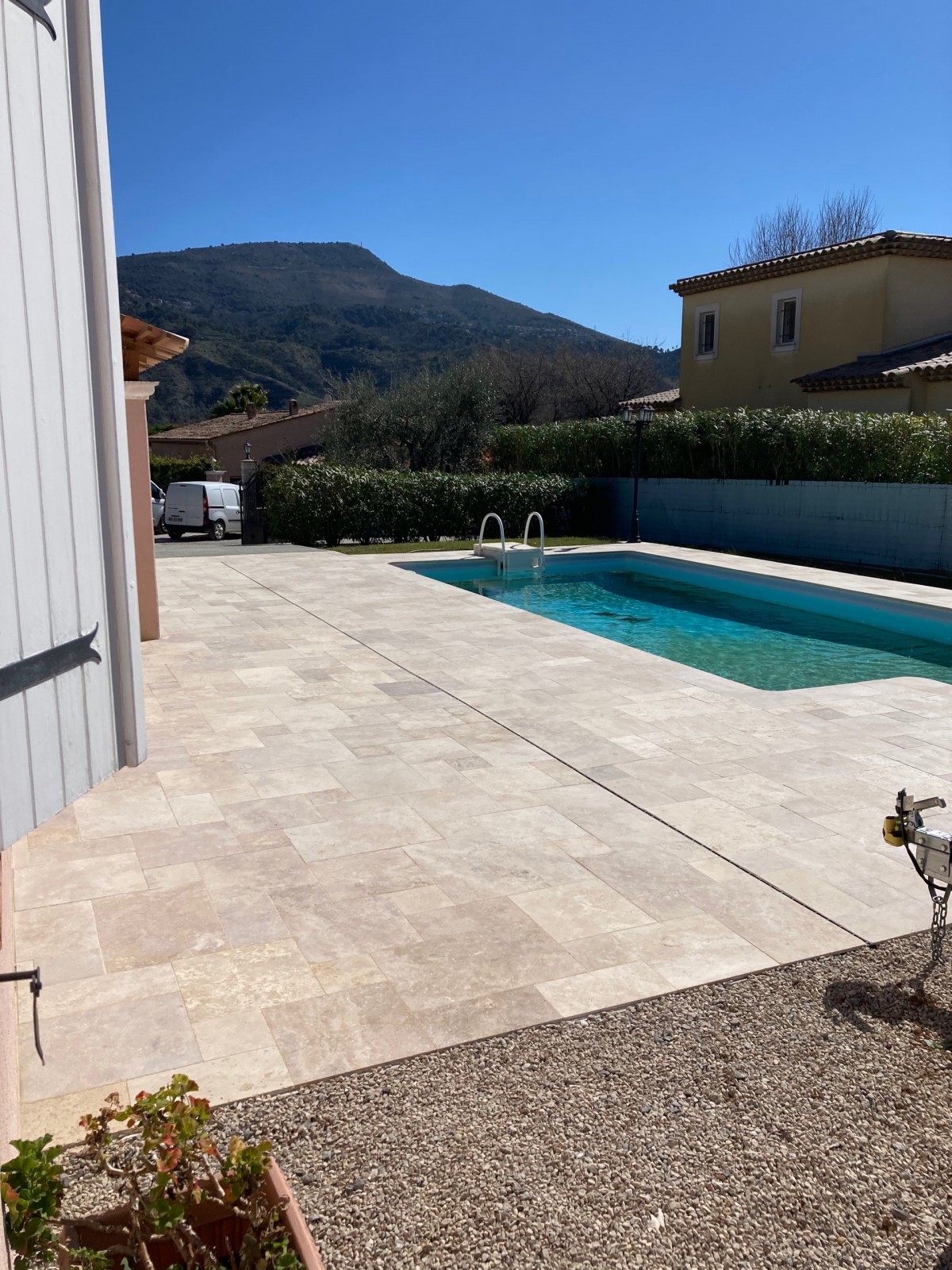 découvrez nos services professionnels de pose de carrelage pour piscine, alliant esthétisme et sécurité. transformez votre espace aquatique avec des matériaux de qualité, résistants aux intempéries et antidérapants, pour un rendu à la fois élégant et fonctionnel.