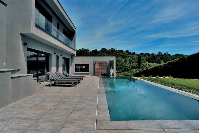 carrelage antidérapant piscine découvrez notre sélection de carrelage antidérapant pour piscine, idéal pour garantir sécurité et confort autour de votre bassin. alliez esthétique et fonctionnalité avec des matériaux adaptés à tous les styles de décoration extérieure.