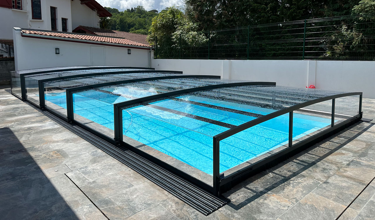 découvrez les avantages et les risques liés à l'utilisation du chlore pour votre piscine. apprenez comment le chlore peut assurer une eau propre et saine tout en étant conscient des précautions à prendre pour garantir la sécurité de votre famille et de l'environnement.