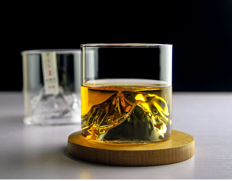 découvrez notre guide complet sur le choix du verre à whisky idéal pour sublimer vos dégustations. apprenez à sélectionner le verre parfait selon vos préférences, que ce soit pour l'esthétique, l'arôme ou la température, et savourez chaque goutte de votre whisky avec style.
