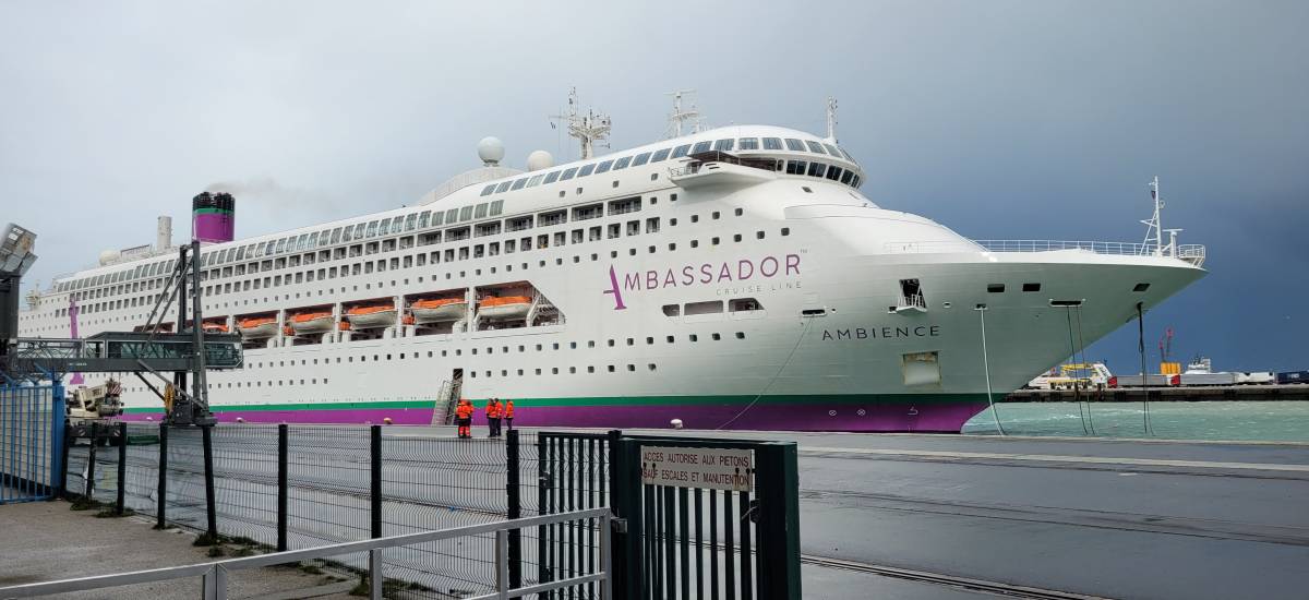 découvrez l'aventure captivante d'une croisière en pleine tempête, où l'adrénaline rencontre la beauté sauvage de la mer. préparez-vous à vivre des sensations fortes au cœur des éléments et à explorer des horizons inexplorés dans des conditions météorologiques extrêmes.