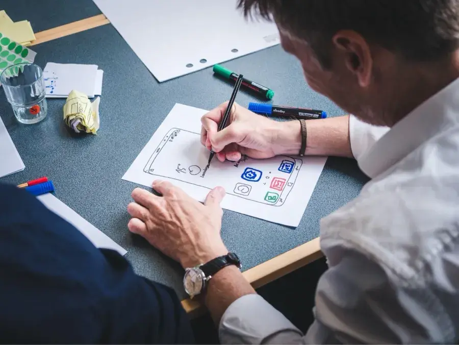 découvrez les distinctions clés entre un graphiste et un designer ux. apprenez comment chacun contribue au processus créatif et à l'expérience utilisateur, et explorez les compétences et les méthodes spécifiques à chaque métier.
