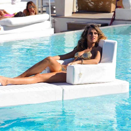 découvrez notre fauteuil de piscine en résine au design contemporain, alliant confort et élégance pour sublimer votre espace extérieur. profitez de moments de détente au bord de l'eau avec style.