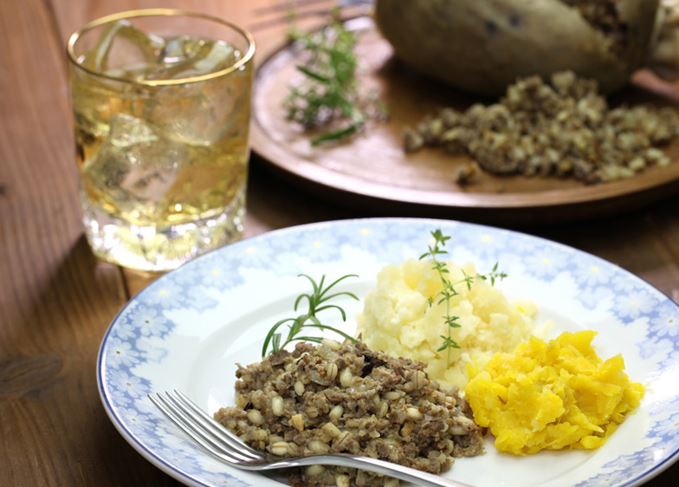 découvrez l'alliance parfaite du haggis et du whisky, une expérience culinaire écossaise inoubliable. explorez les saveurs uniques de ce plat traditionnel, sublimées par les arômes riches et complexes de différents whiskies. un voyage gustatif qui ravira vos papilles !