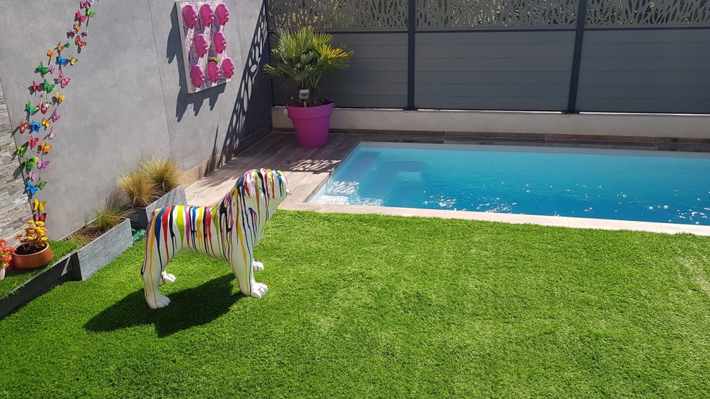 découvrez comment aménager une pelouse autour de votre piscine pour créer un espace estival accueillant et relaxant. apprenez des conseils d'entretien, les meilleures plantes adaptées et les astuces pour allier esthétique et fonctionnalité pour profiter pleinement de votre extérieur.