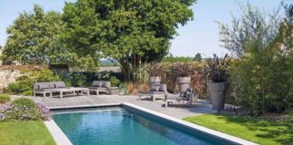 Pelouse piscine : Comment éviter que l’herbe ne devienne un cauchemar autour de votre bassin ? découvrez comment aménager une pelouse autour de votre piscine pour créer un espace extérieur harmonieux et agréable. entre conseils d'entretien, choix des plantes et astuces de décoration, transformez votre jardin en véritable oasis de détente.