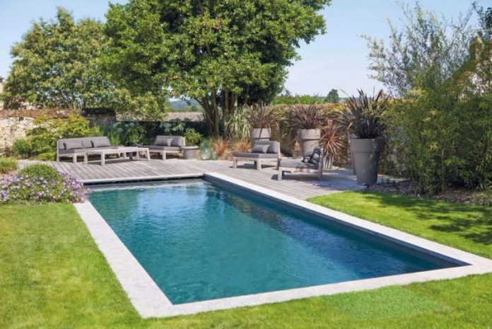 pelouse piscine découvrez comment aménager une pelouse autour de votre piscine pour créer un espace extérieur harmonieux et agréable. entre conseils d'entretien, choix des plantes et astuces de décoration, transformez votre jardin en véritable oasis de détente.