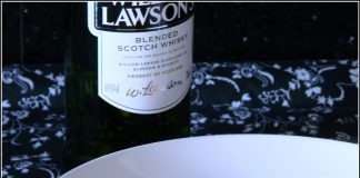 Saumon et whisky : la combinaison inédite qui va réveiller vos papilles ! découvrez une délicieuse recette de saumon mariné au whisky, alliant douceur et caractère. parfait pour une entrée raffinée ou un plat principal, cette préparation met en valeur le goût du saumon avec une touche d'originalité.