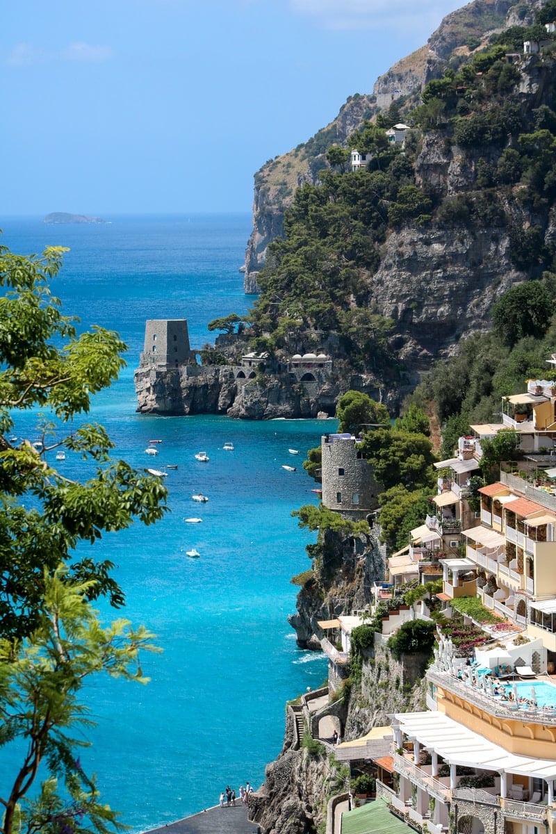 découvrez les charmants villages de la côte amalfitaine, entre paysages à couper le souffle, ruelles pittoresques et traditions authentiques. explorez positano, amalfi et ravello, et laissez-vous séduire par l'architecture médiévale, la gastronomie locale et des vues spectaculaires sur la mer méditerranée.