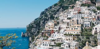 découvrez les charmants villages de la côte amalfitaine à visiter absolument. plongez dans l'authenticité italienne avec leurs ruelles pittoresques, leurs vues imprenables sur la mer et leur riche patrimoine culturel. faites un voyage inoubliable entre positano, amalfi et ravello.