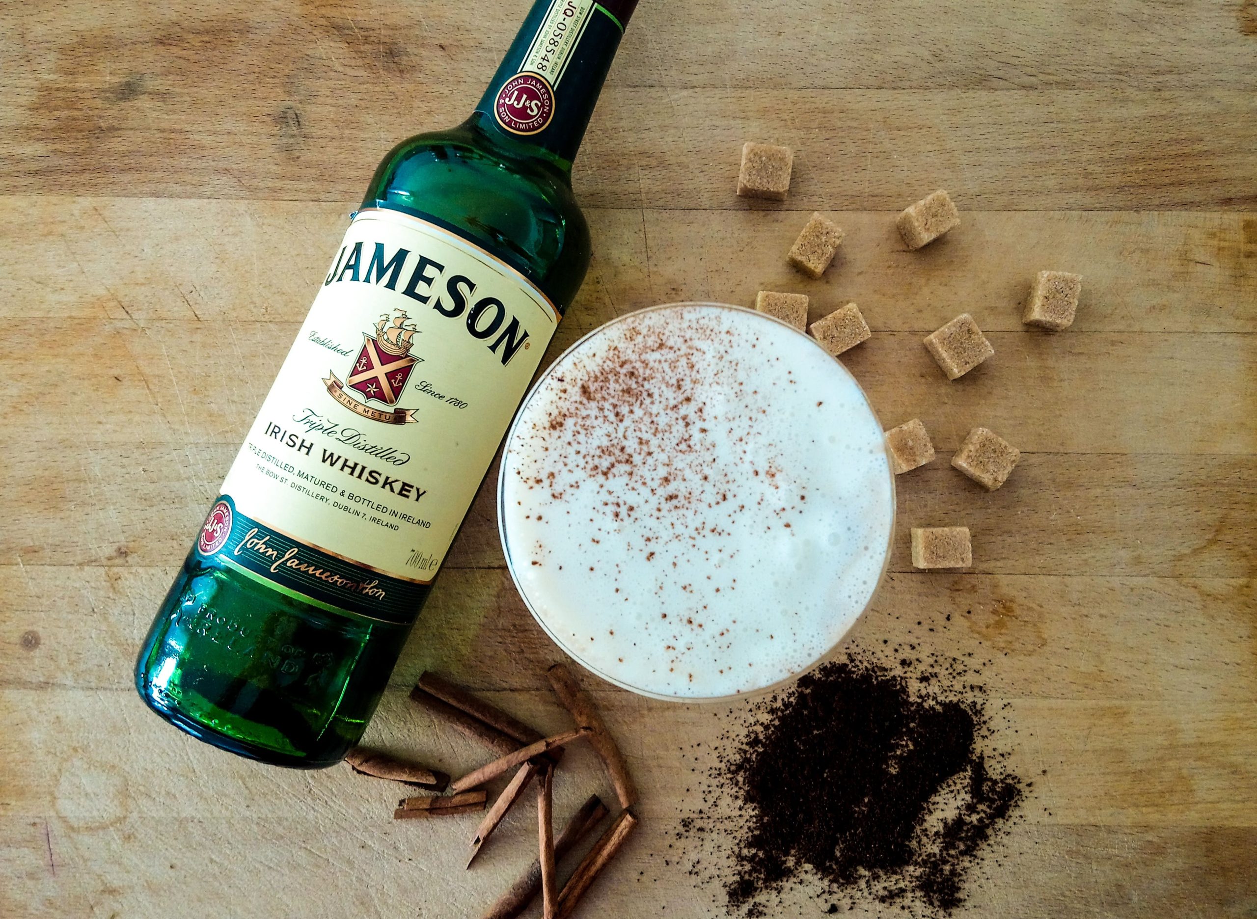 découvrez l'harmonie parfaite entre le whisky irlandais et le café dans cette délicieuse recette de irish coffee. savourez la richesse des arômes, la douceur de la crème et la chaleur du whisky pour un moment de pur plaisir !