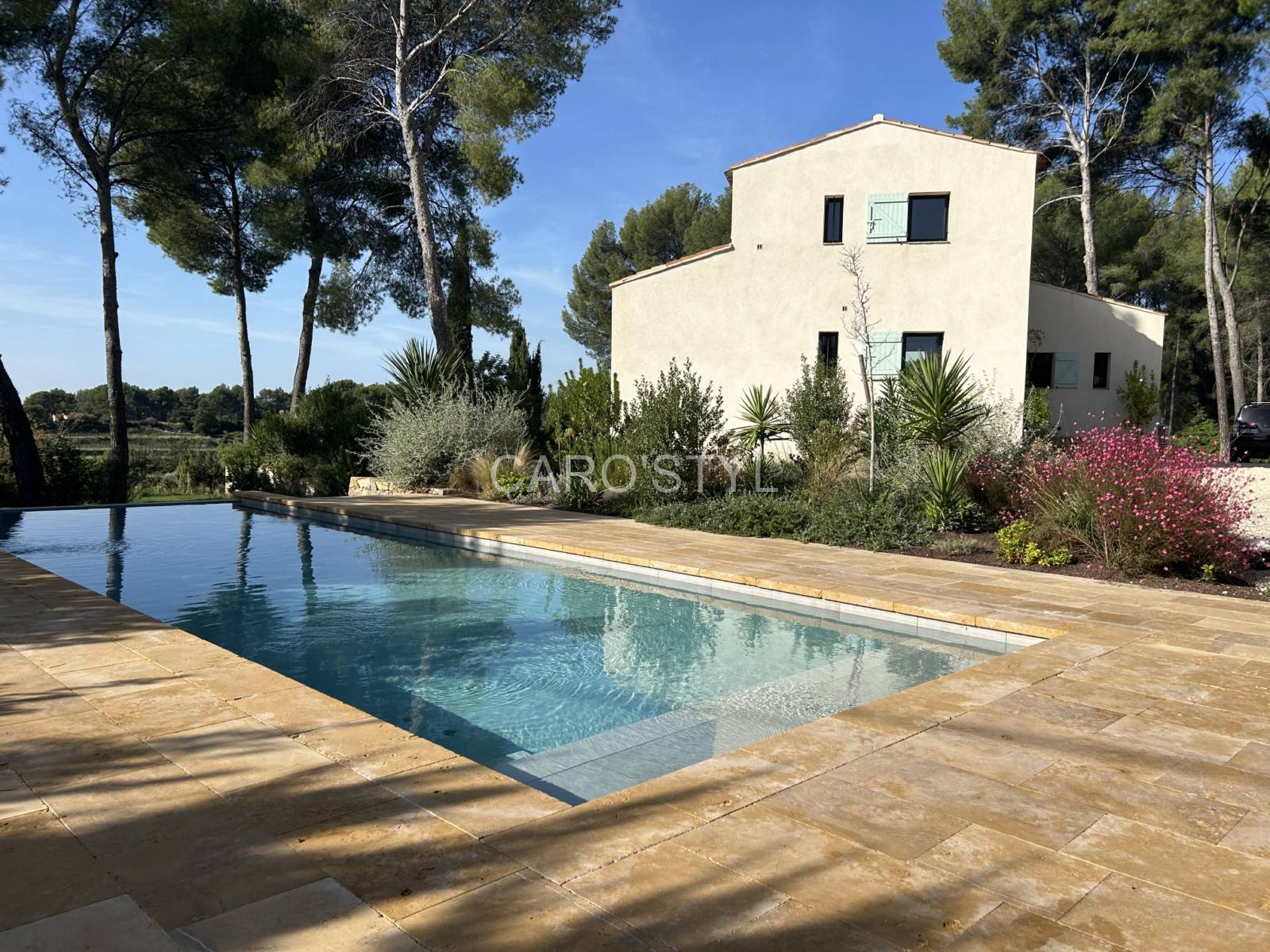 découvrez notre sélection de pavés piscine durables, alliant esthétisme et résistance. idéaux pour embellir votre espace aquatique tout en garantissant une longévité exceptionnelle face aux intempéries. transformez votre piscine en un lieu de détente et de style avec nos pavés de qualité.