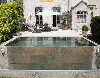 découvrez comment réaliser votre propre piscine en bois avec des palettes diy. suivez nos conseils pratiques et astuces pour créer un espace de baignade esthétique et économique dans votre jardin.