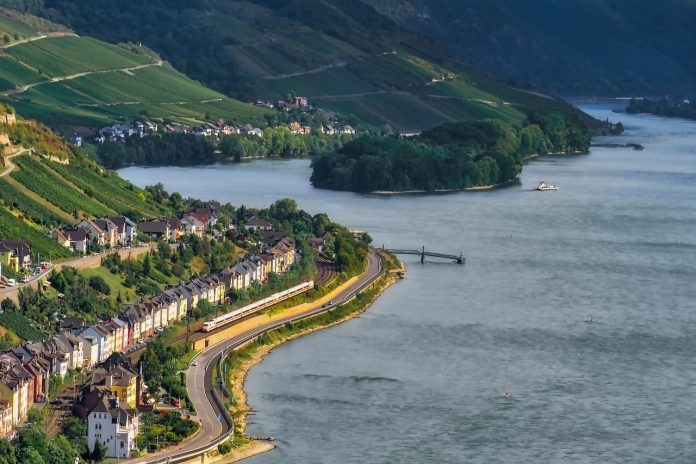 long fleuve europe découvrez le long fleuve européen : un voyage fascinant à travers ses paysages diversifiés, son histoire riche et la culture des pays qu'il traverse. explorez les merveilles naturelles et les villes emblématiques qui bordent ses rives.