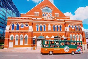 découvrez les incontournables de nashville, la capitale musicale des états-unis. explorez les célèbres honky-tonks, les musées dédiés à la musique country et les sites historiques qui font le charme de cette ville vibrante. que vous soyez passionné de musique ou simplement en quête d'une expérience authentique, nashville a quelque chose à offrir à chaque visiteur.