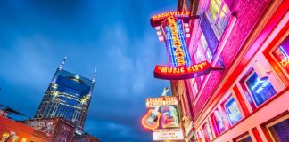 découvrez les incontournables de nashville, la capitale de la musique country, et plongez dans ses sites emblématiques, des concerts légendaires aux musées captivants, en passant par une cuisine délicieuse et une ambiance chaleureuse. parfait pour un voyage inoubliable!