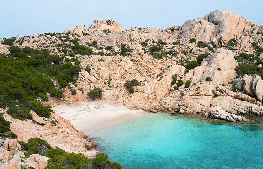 découvrez les plages secrètes et charmants villages de sardaigne, une destination enchanteresse de la méditerranée. émerveillez-vous devant des paysages préservés et une culture authentique.