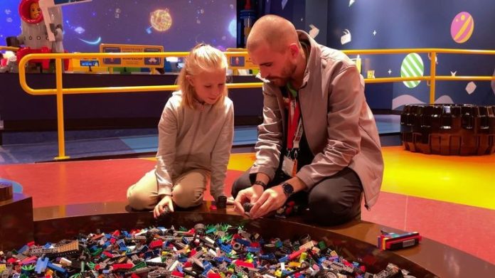 lego paris : expérience immersive construction découvrez l'expérience immersive de construction lego à paris, où créativité et passion s'unissent pour donner vie à des monuments emblématiques. plongez dans un univers fascinant et réalisez vos rêves architecturaux avec des briques colorées.