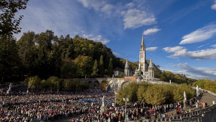 pèlerinages spirituels découvrez l'univers des pèlerinages spirituels, une quête intérieure et un voyage transformateur. explorez des destinations sacrées, connectez-vous à votre spiritualité et vivez des expériences enrichissantes. partez à la rencontre de vous-même à travers des pratiques ancestrales et des rituels inspirants.