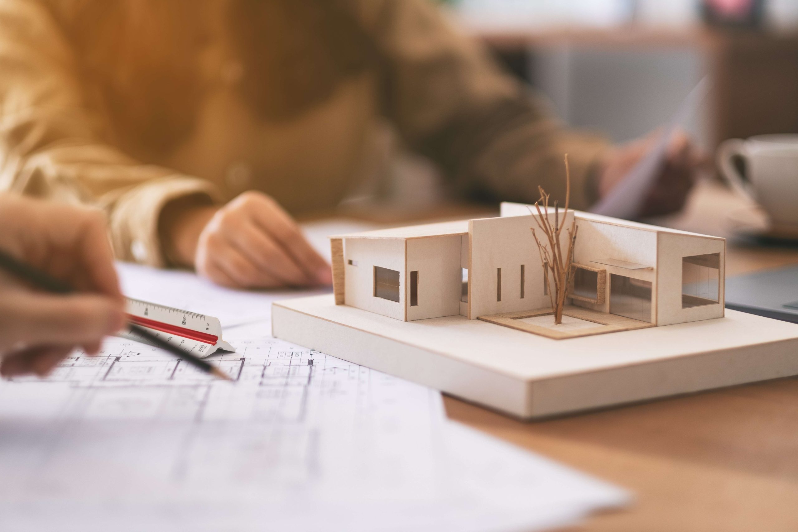 découvrez les différents métiers d'architecte, leurs missions, compétences requises et formations pour réussir dans ce secteur créatif et technique.