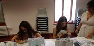 participez à notre atelier de scrapbooking pour exprimer votre créativité et personnaliser vos souvenirs avec des techniques faciles et amusantes.